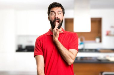 Yakışıklı adam yapma intihar jest evin içinde