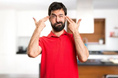 Yakışıklı adam yapma intihar jest evin içinde