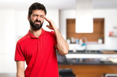 Evin içinde hayal kırıklığına yakışıklı adam