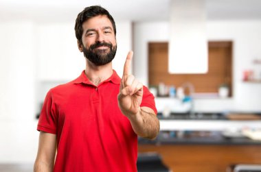 Yakışıklı adam bir evin içinde sayma