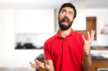 Evin içinde hayal kırıklığına yakışıklı adam