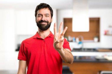 Yakışıklı adam üç evin içinde sayma