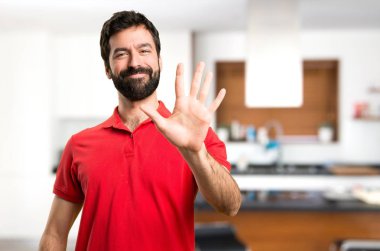 Yakışıklı adam beş evin içinde sayma