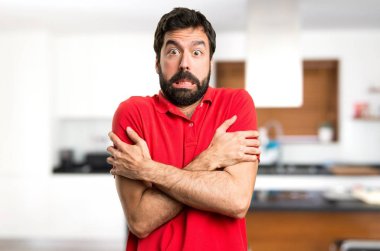 Yakışıklı adam evin içinden donma