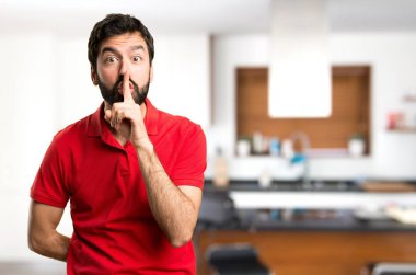 Yakışıklı adam yapma sessizlik jest evin içinde