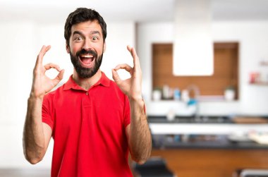 Yakışıklı adam evin içinde oturum Tamam yapma