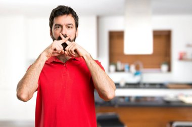 Yakışıklı adam yapma sessizlik jest evin içinde