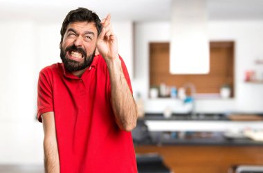 Evin içinde geçiş parmaklarıyla yakışıklı adam