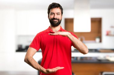 Yakışıklı adam bir şey evin içinde tutan