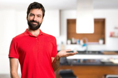 Yakışıklı adam bir şey evin içinde tutan