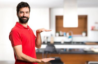 Yakışıklı adam bir şey evin içinde tutan