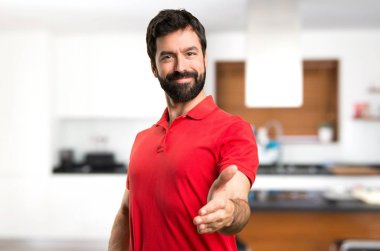 Yakışıklı adam evin içinde bir anlaşma yapma