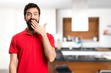 Yakışıklı adam yapma sürpriz jest evin içinde