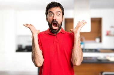 Yakışıklı adam yapma sürpriz jest evin içinde