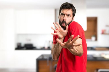 Yakışıklı adam dur işareti evin içinde yapma