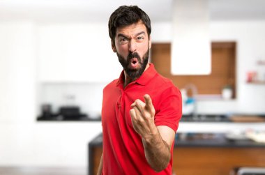 Yakışıklı adam evin içinde bağırarak