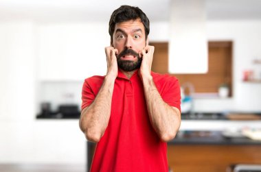 Evin içinde korkmuş yakışıklı adam