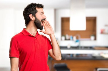 Yakışıklı adam evin içinde bağırarak