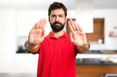 Yakışıklı adam dur işareti evin içinde yapma