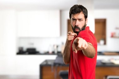 Yakışıklı adam evin içinde açık için işaret