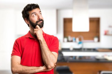 Yakışıklı adam evin içinde düşünme