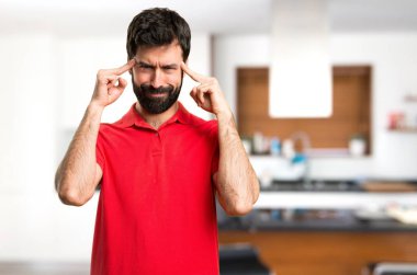 Yakışıklı adam evin içinde düşünme