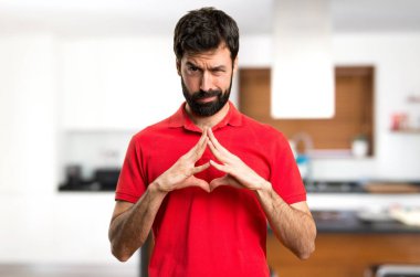 Yakışıklı adam evin içinde düşünme