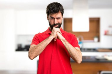 Yakışıklı adam evin içinde kavga