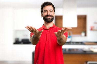 Yakışıklı adam bir şey evin içinde sunulması