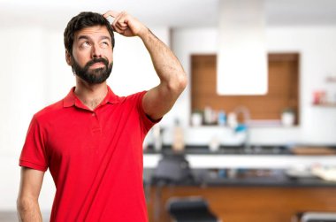 Yakışıklı adam evin içinde şüpheleri