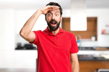 Yakışıklı adam bir şey evin içinde gösterilen