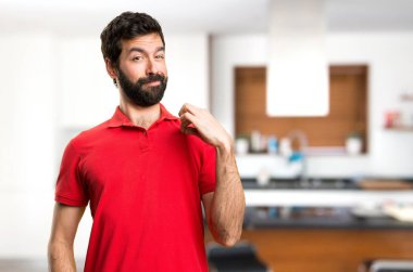 Yakışıklı adam evin içinde kendisiyle gurur