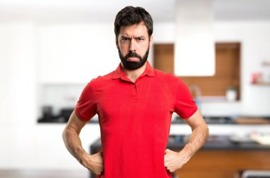 Evin içinde üzgün yakışıklı adam