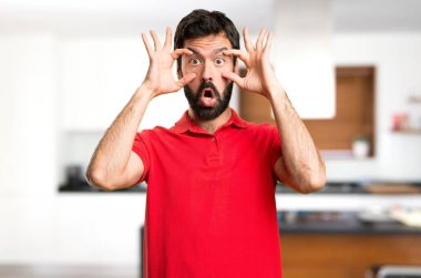 Yakışıklı adam bir şey evin içinde gösterilen