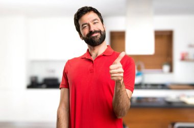 Yakışıklı adam başparmak yukarı evin içinde