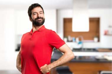 Evin içinde mutlu yakışıklı adam