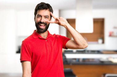 Yakışıklı adam yapma zafer jest evin içinde