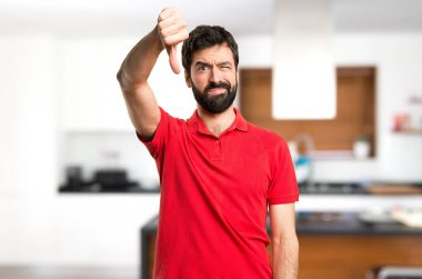 Yakışıklı adam evin içinde kötü sinyal verme