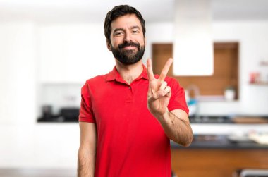Yakışıklı adam yapma zafer jest evin içinde