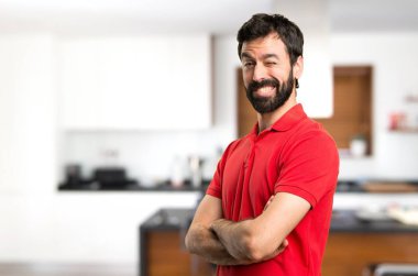 Yakışıklı adam evin içinde göz kırpıyor