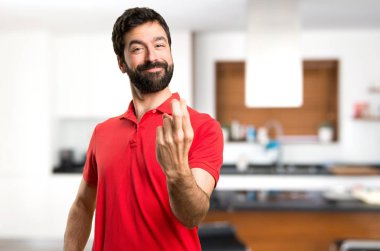 Evin içinde önümüzdeki jest yapan yakışıklı erkek