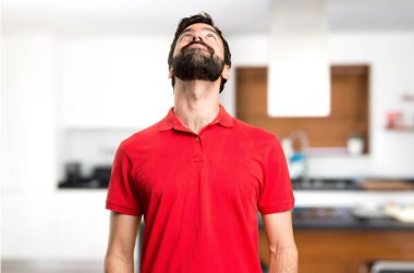 Yakışıklı adam bakan evin içine