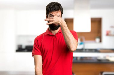 Yakışıklı adam evin içinde kötü jest kokulu yapma