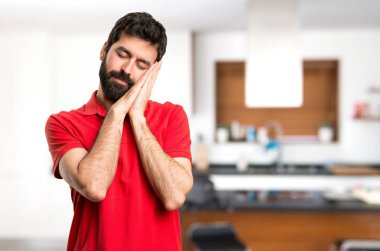 Yakışıklı adam yapma uyku jest evin içinde