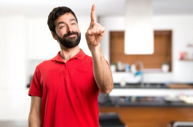 Yakışıklı adam evin içinde şeffaf ekranda dokunmadan