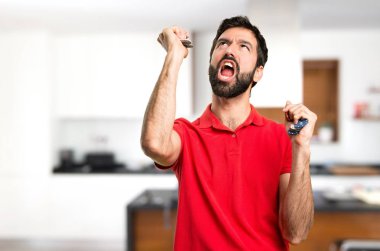 Evin içinde Poker fişleri tutan mutlu yakışıklı adam