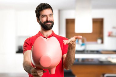 Yakışıklı adam evin içinde bir servet tutuyor