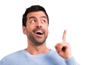 Ayakta ve bir fikir düşünce yakışıklı adam