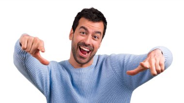 Birisi parmak ile işaret ve çok gülüyor yakışıklı adam