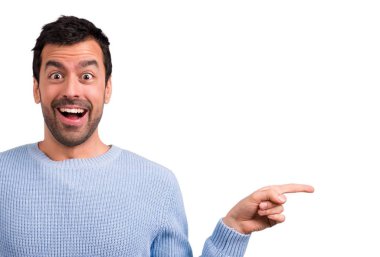 Parmak tarafına işaret ve bir ürün sunma yakışıklı adam